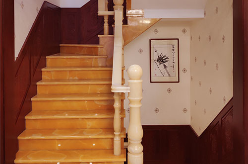 江海中式别墅室内汉白玉石楼梯的定制安装装饰效果